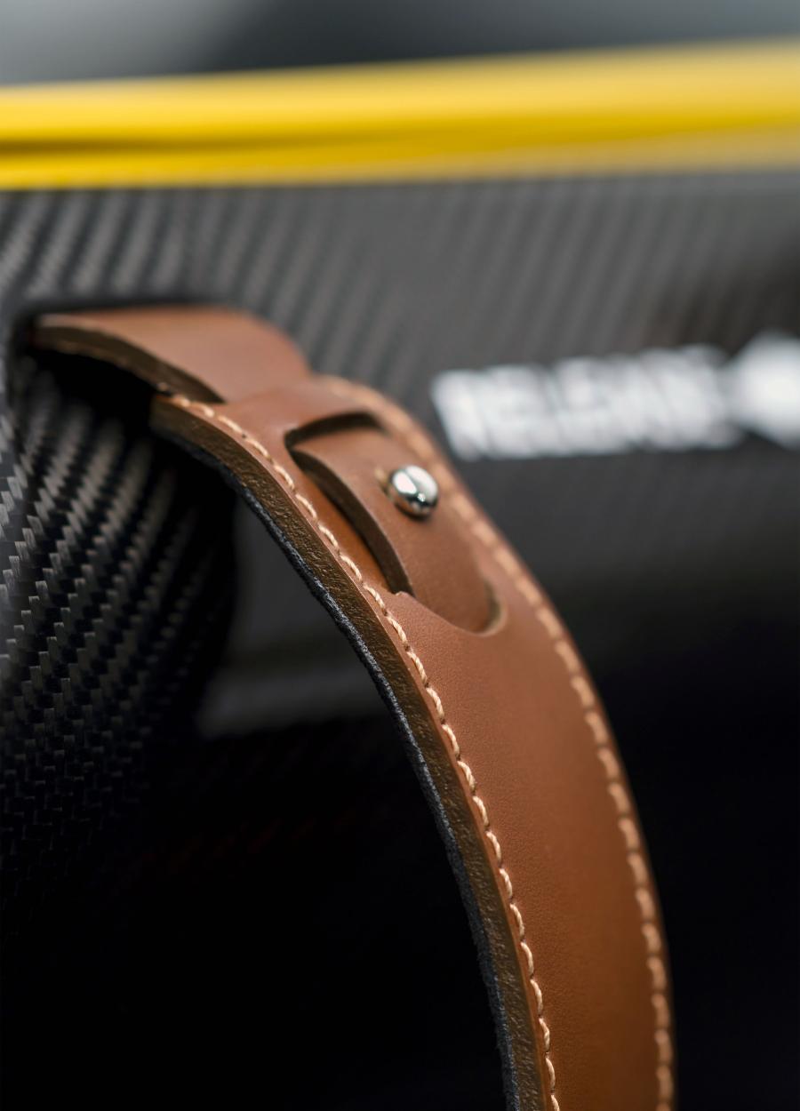 Детали интерьера Aston Martin CC100 Speedster Concept 2013 года  (фото 16 из 45)